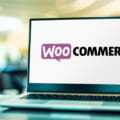 ラップトップに WooCommerce のロゴ